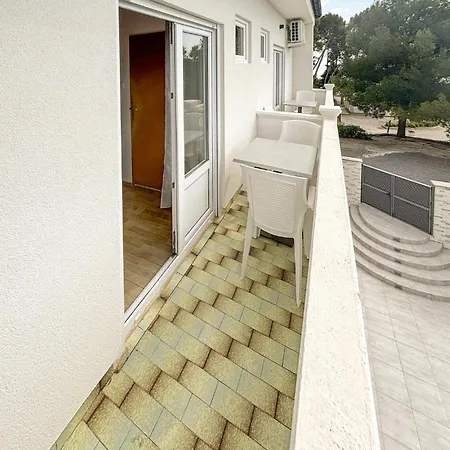 Gorgeous In Rab With House Sea View Διαμέρισμα